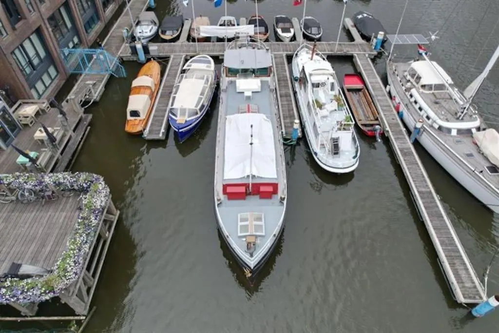 Spacious Homely House Boat 阿姆斯特丹 木屋